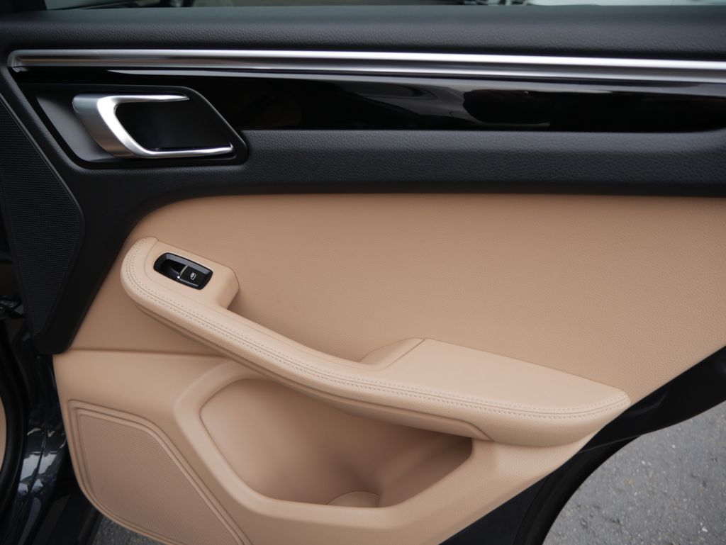 Thumbnail: 2023 Porsche Macan - 30