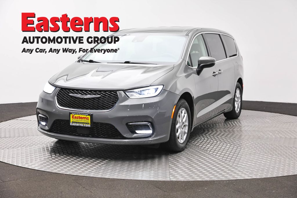 2023 Chrysler Pacifica Touring L's photo