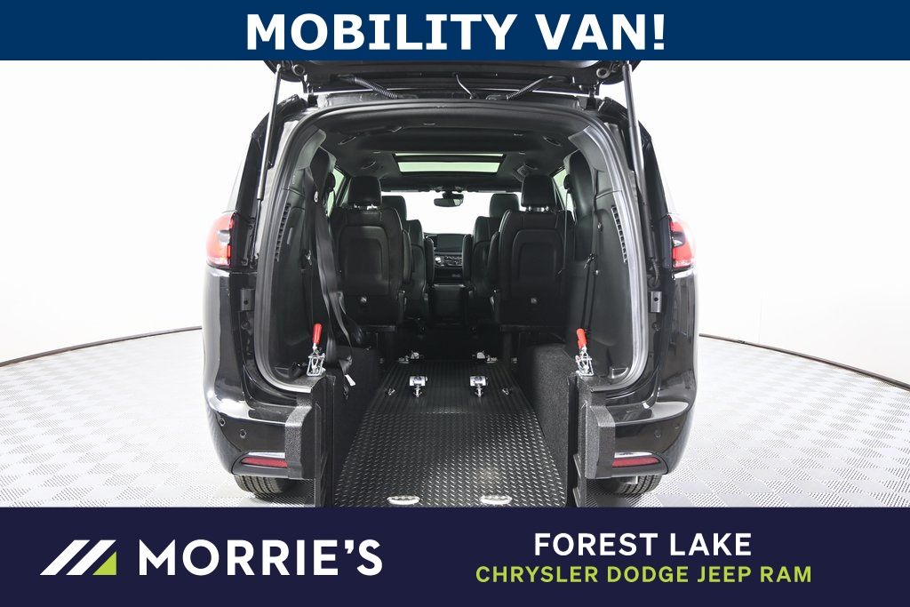 2025 Chrysler Pacifica Select Wheelchair Accessible