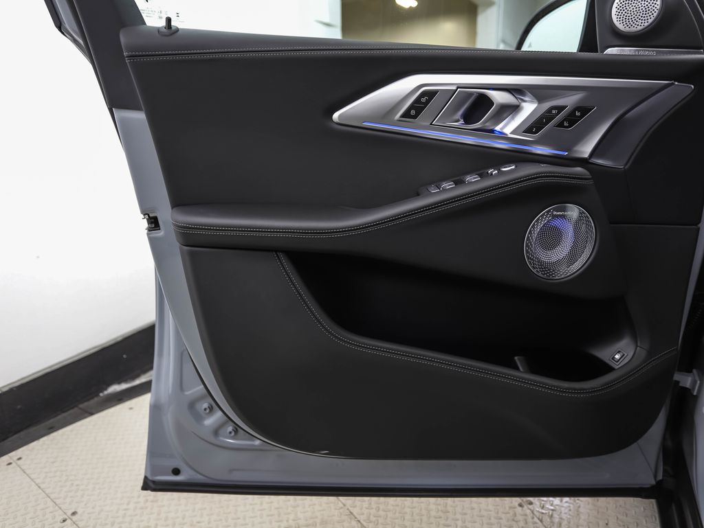 Thumbnail: 2026 BMW XM - 10