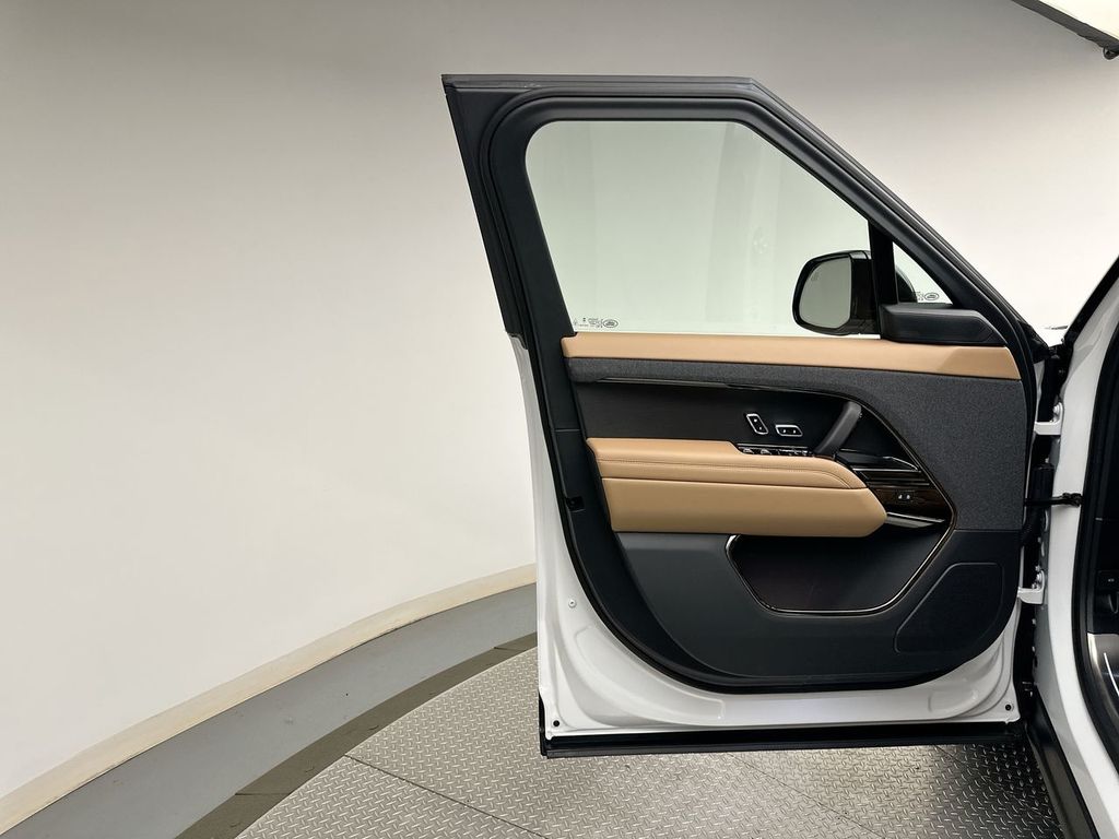 Thumbnail: 2026 Land Rover Range Rover Sport - 9