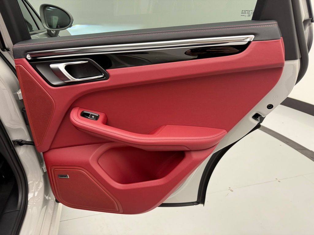 Thumbnail: 2026 Porsche Macan - 29