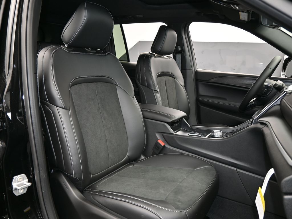 New 2025 Diamond Black Crystal Pearlcoat Jeep Laredo image 36