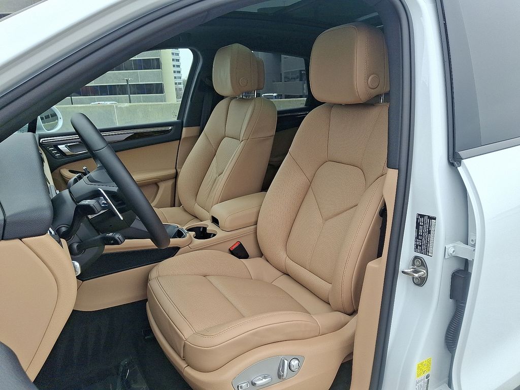 Thumbnail: 2026 Porsche Macan - 16