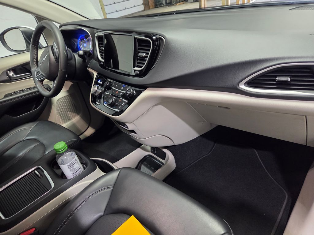 2023 Chrysler Pacifica Touring L photo