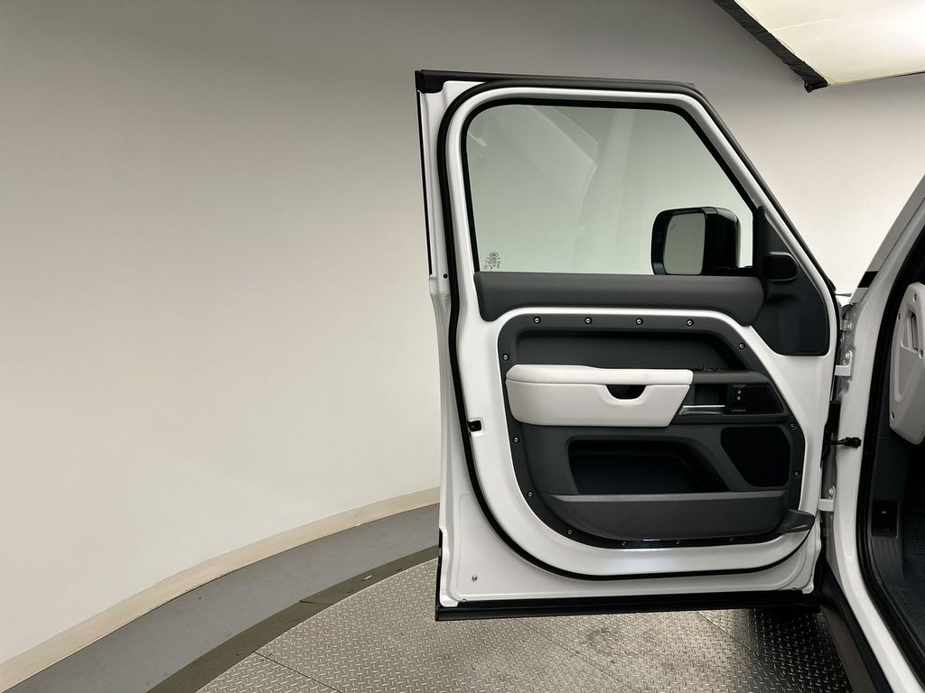 Thumbnail: 2025 Land Rover Defender - 9