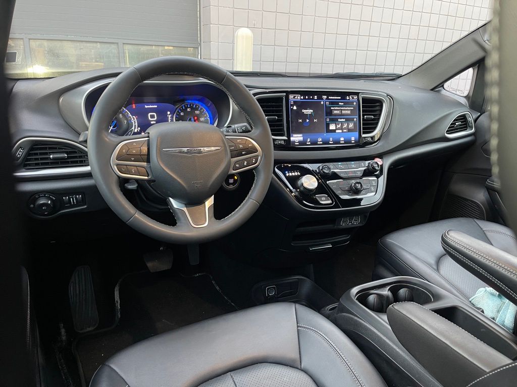 Used 2025 Diamond Black Crystal Pearlcoat Chrysler Select image 12
