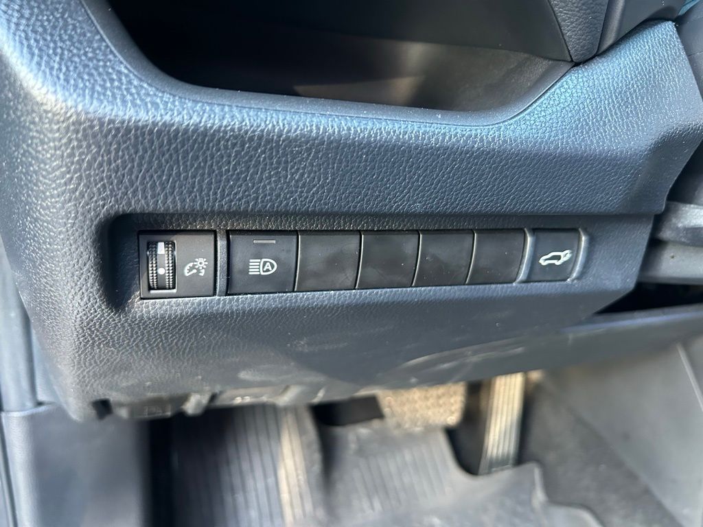2023 Toyota RAV4 XLE 17