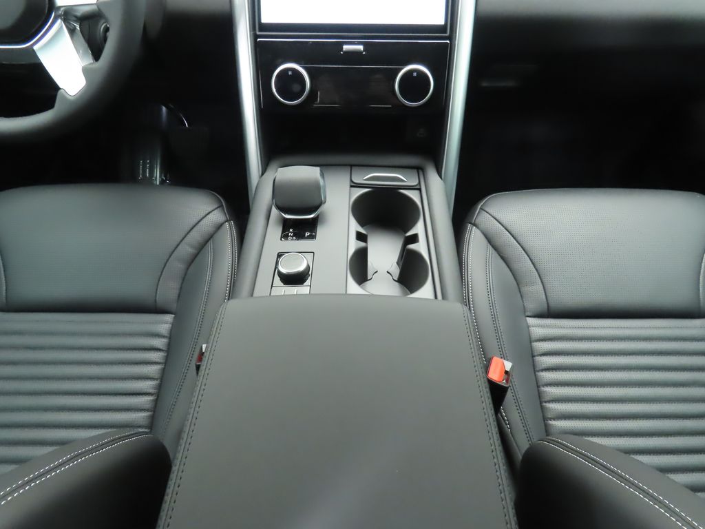 Thumbnail: 2025 Land Rover Discovery - 16
