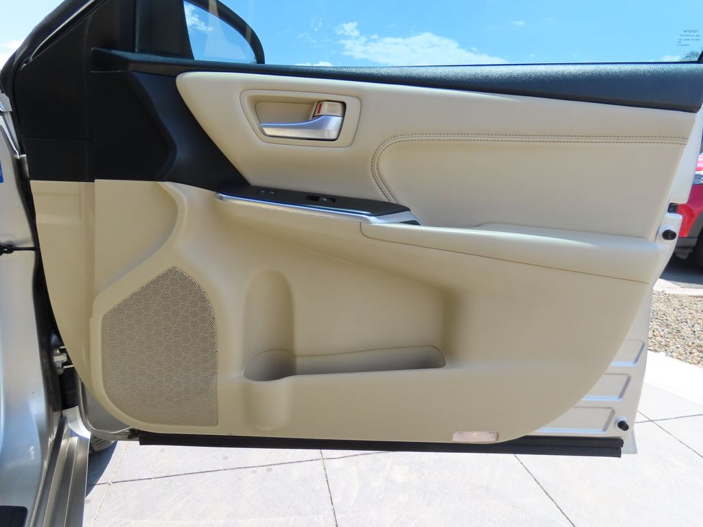 2017 Toyota Camry XLE 24
