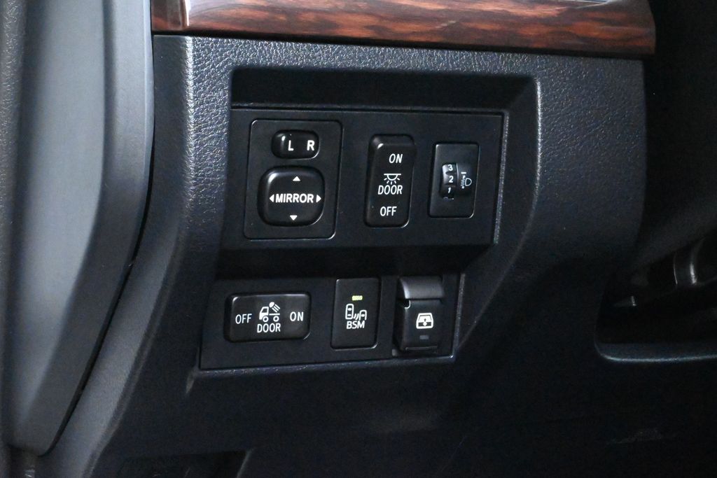 2017 Toyota Tundra Limited 28