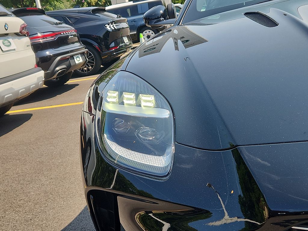Thumbnail: 2025 Aston Martin Vantage - 9