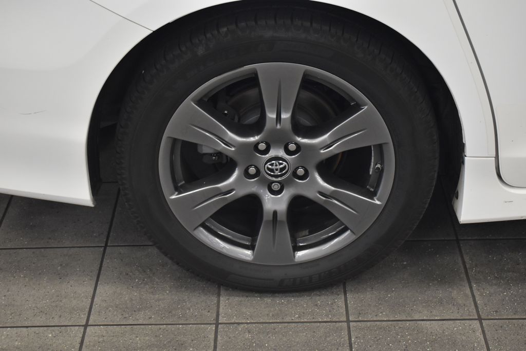 Thumbnail: 2019 Toyota Sienna - 10