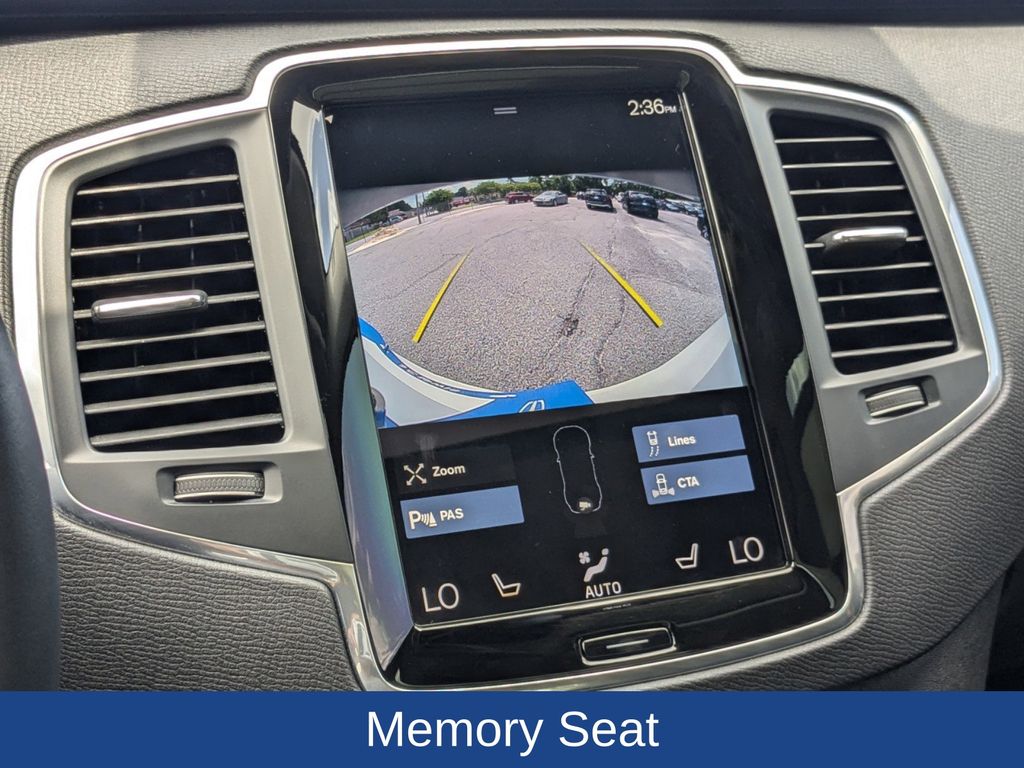 2022 Volvo XC90 T6 Momentum 6-Passenger