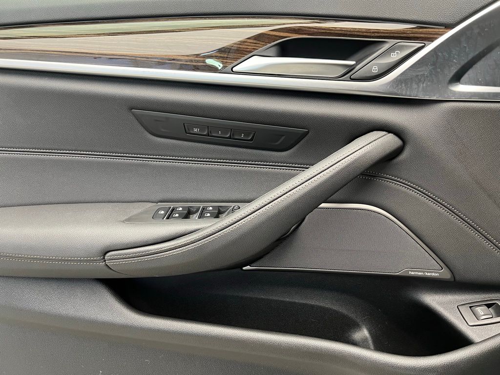 Thumbnail: 2021 BMW 5 Series - 21