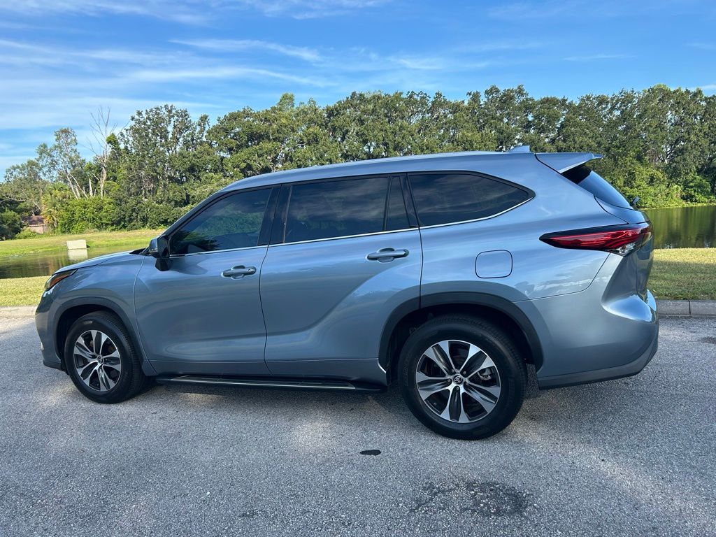 Thumbnail: 2022 Toyota Highlander - 3