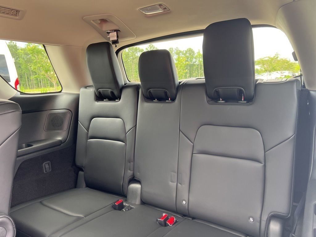 2025 Everest White Pearl Tricoat/Super Black Nissan Pathfinder Platinum FWD SUV