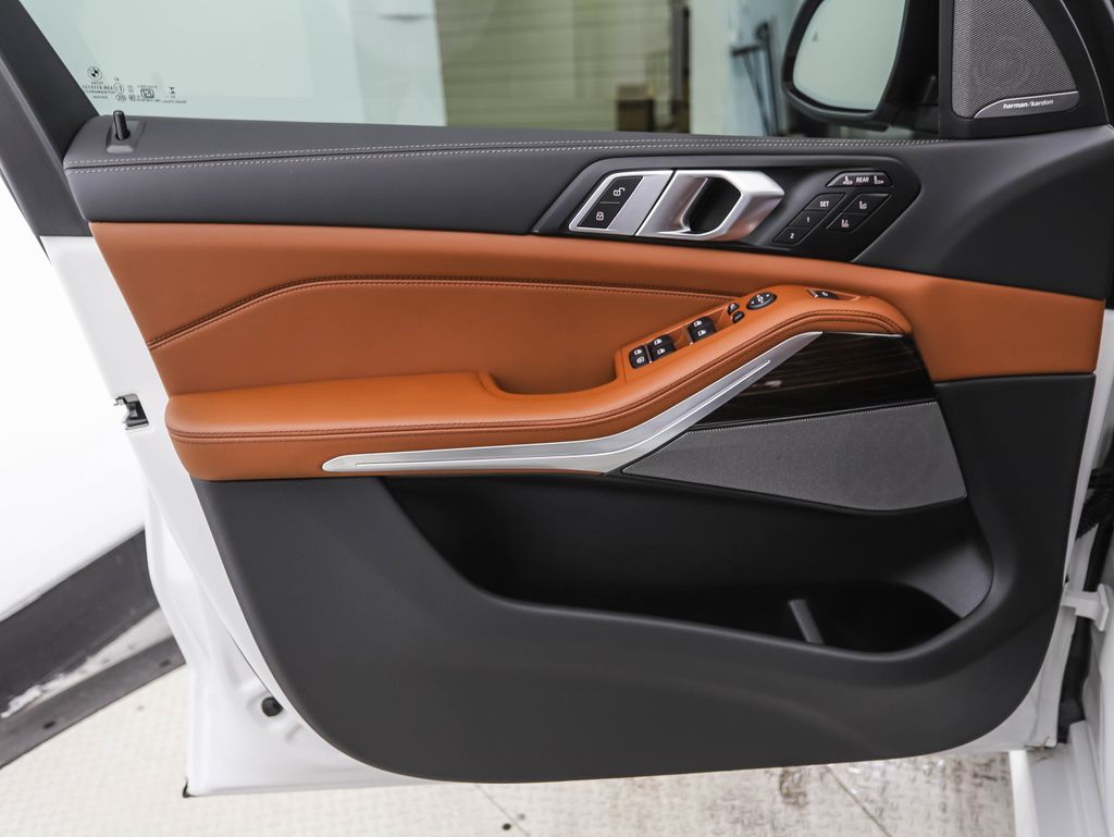 Thumbnail: 2026 BMW X7 - 9