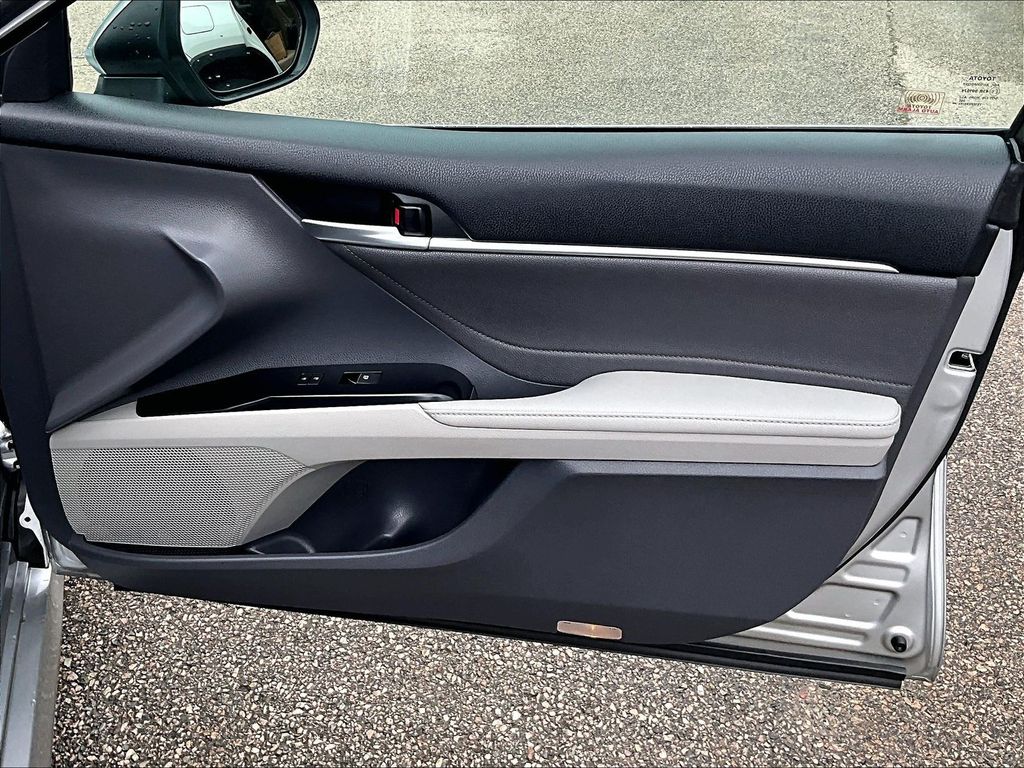 2018 Toyota Camry — photo 12
