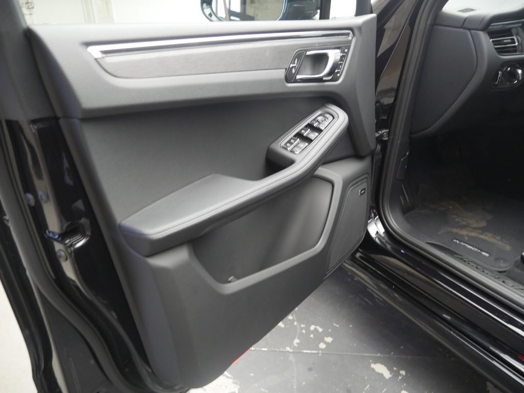 Thumbnail: 2026 Porsche Macan - 4