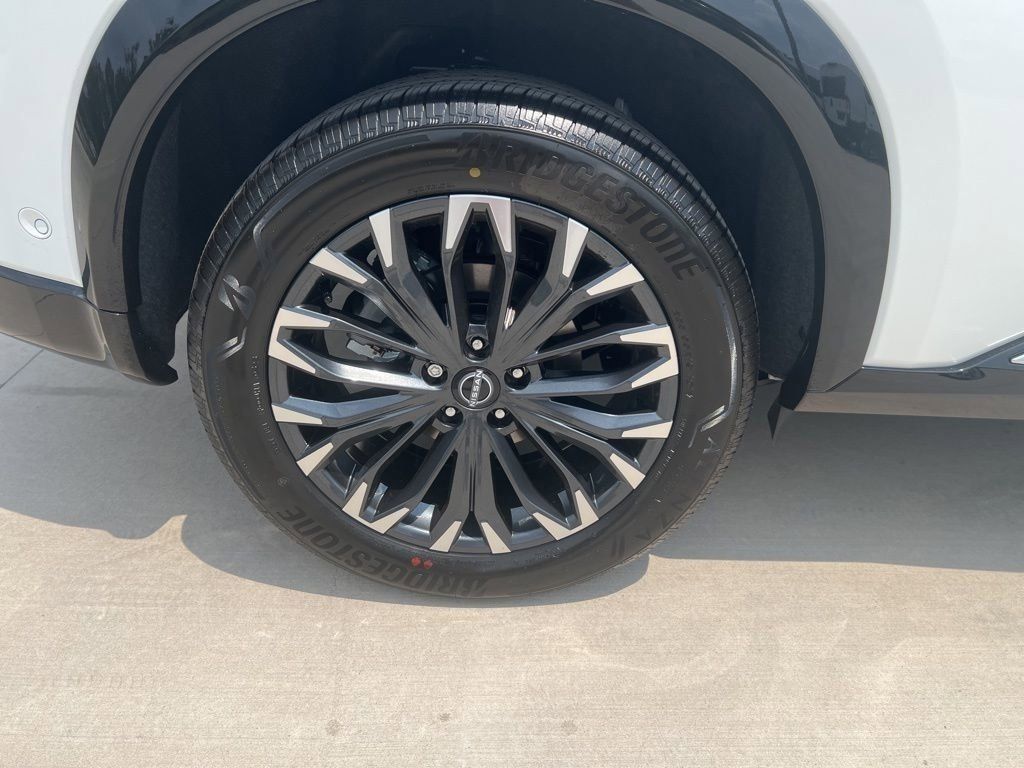 2025 Everest White Pearl/Super Black Nissan Rogue Platinum FWD SUV