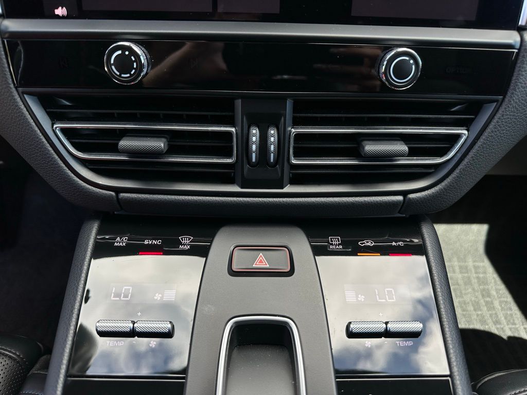 Thumbnail: 2023 Porsche Macan - 23