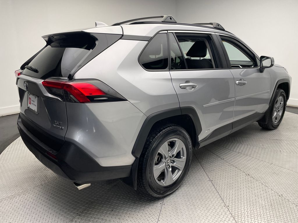 2022 Toyota RAV4 XLE 5