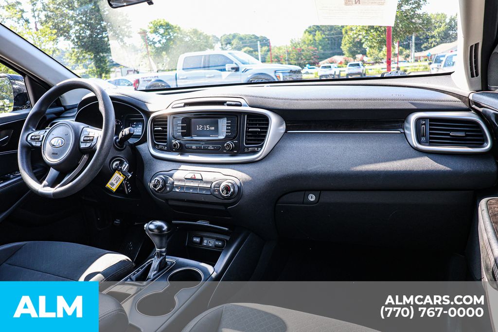 Used 2018 Black Kia L image 30