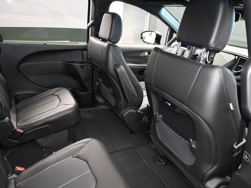 New 2026 Bright White Clearcoat Chrysler Select image 40