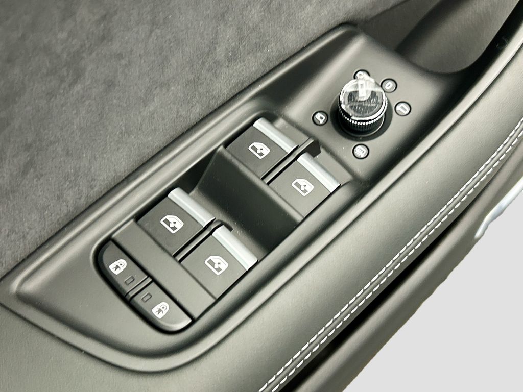 Thumbnail: 2026 Audi RS Q8 - 23