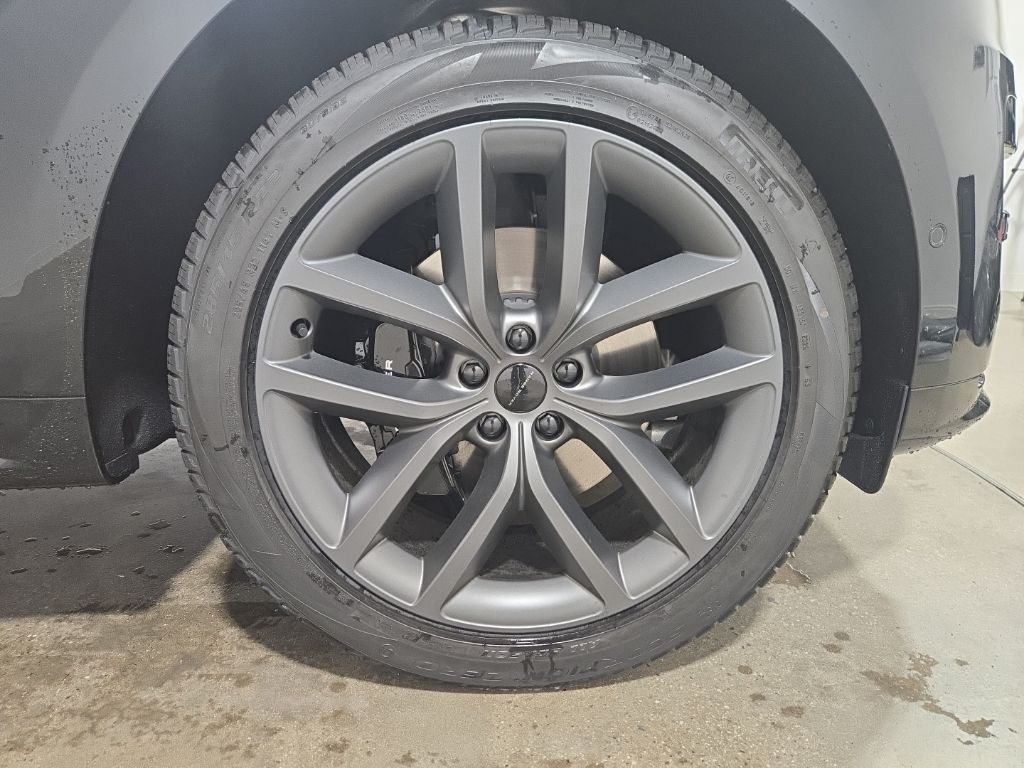 New 2026 Black Land Rover Dynamic SE image 27