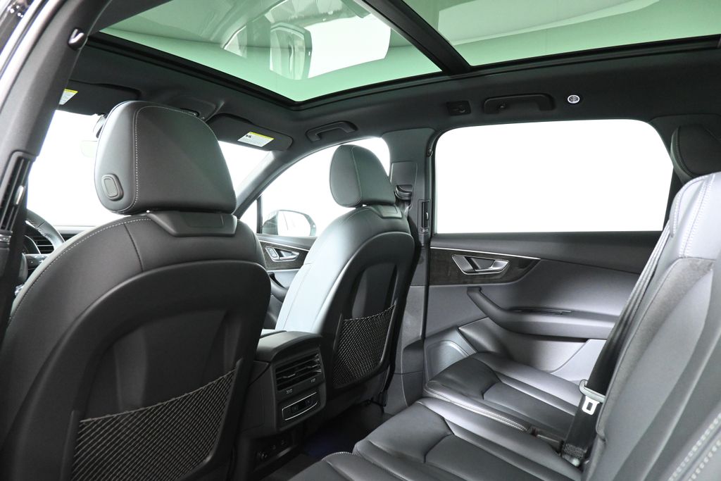 Thumbnail: 2025 Audi Q7 - 30