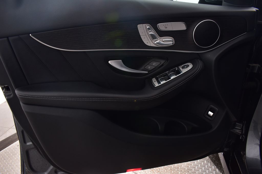 2022 Mercedes-Benz GLC 300 11