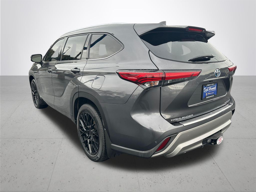 2022 Toyota Highlander Hybrid Platinum