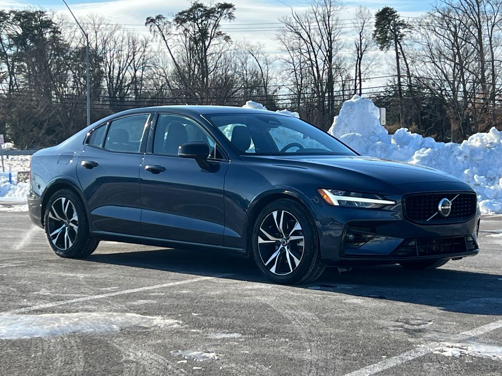 2024 Volvo S60 B5 Core Dark Theme FWD