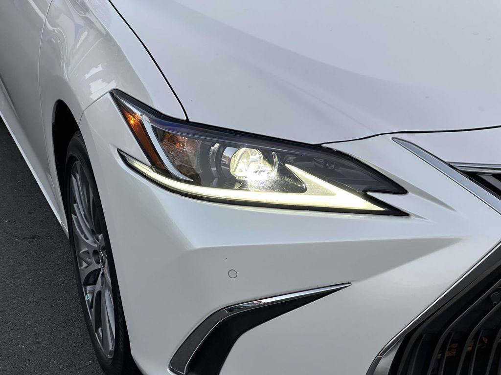 Thumbnail: 2021 Lexus ES - 4