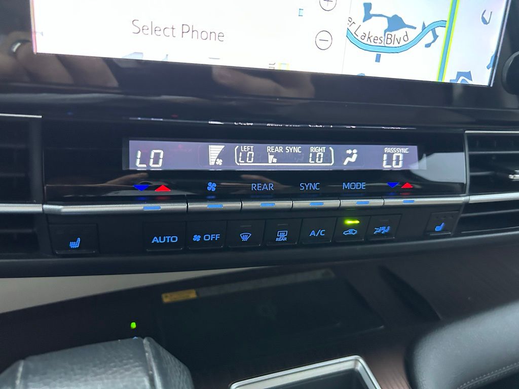 Thumbnail: 2021 Toyota Sienna - 28