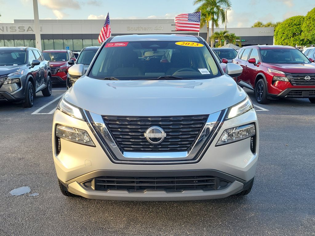 View vehicle photo 3