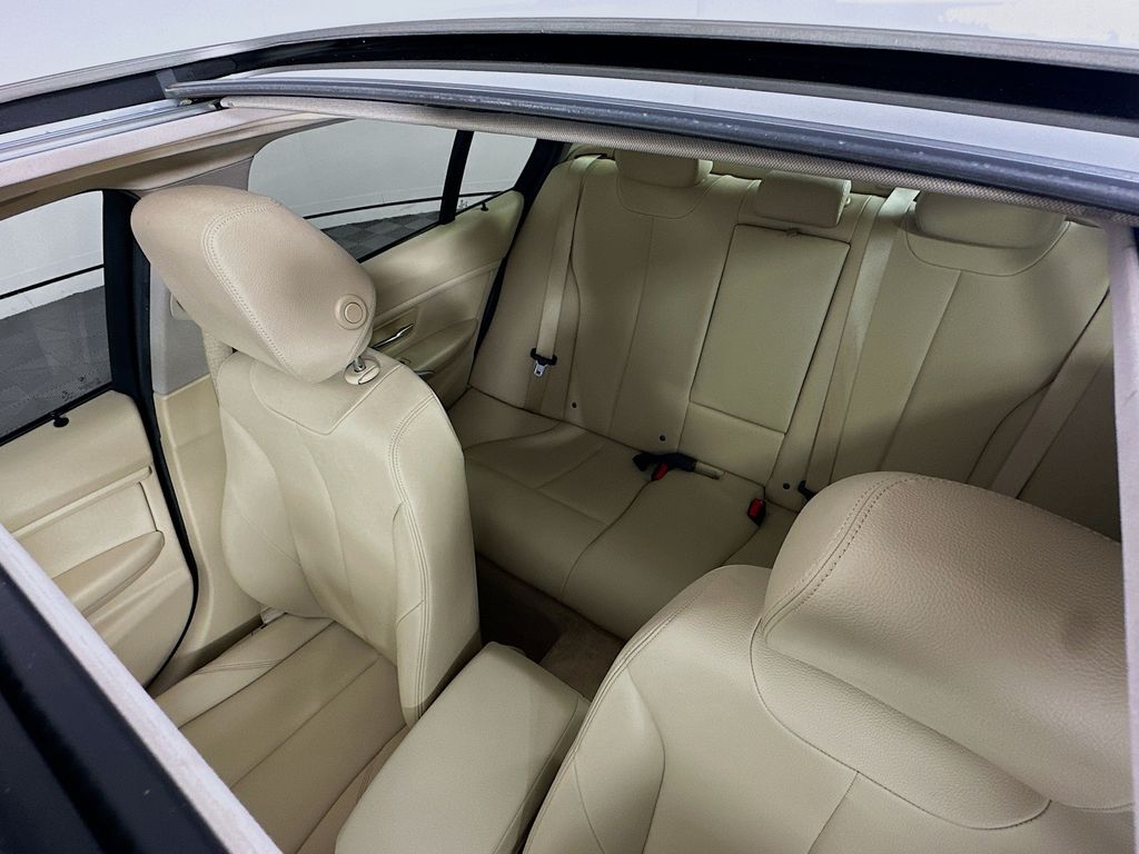 Thumbnail: 2016 BMW 3 Series - 21