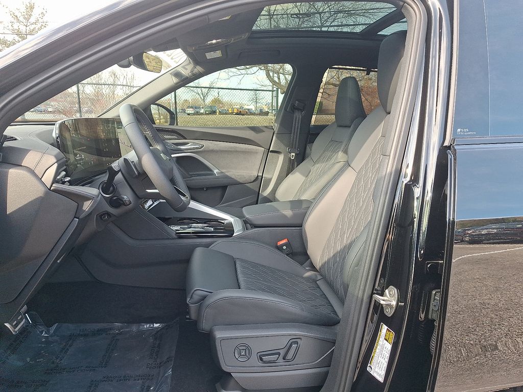 Thumbnail: 2025 Audi SQ5 - 14