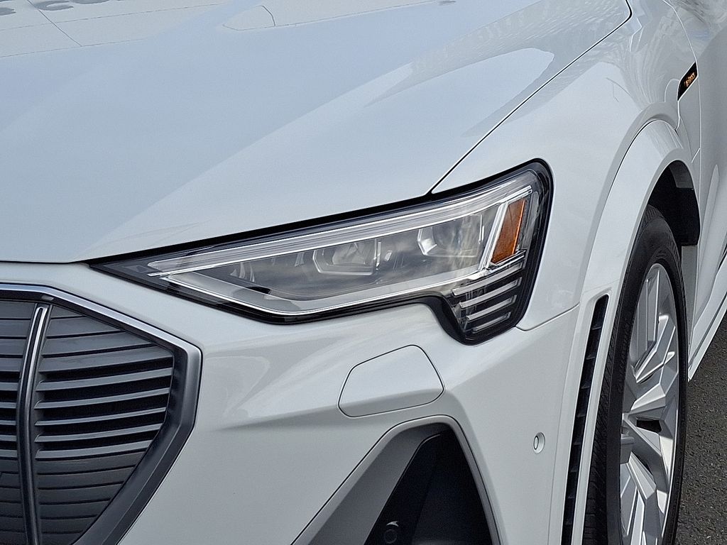 Thumbnail: 2022 Audi e-tron S - 9