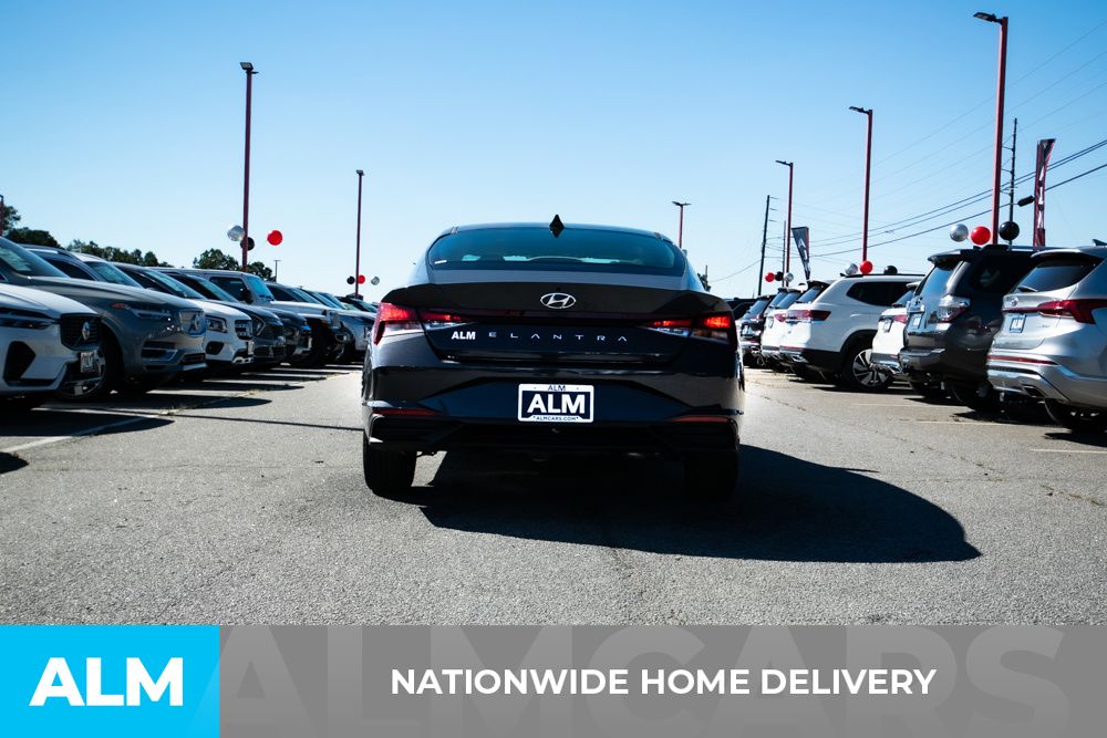 2023 Hyundai Elantra SEL photo 4