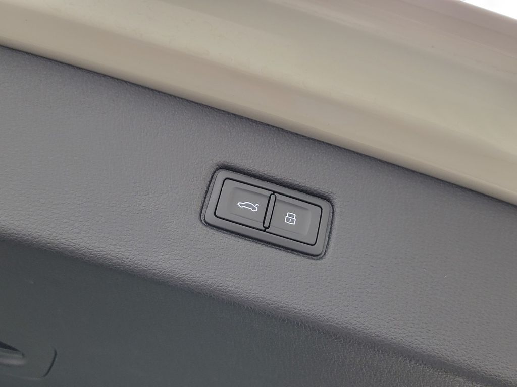 Thumbnail: 2023 Audi Q7 - 11