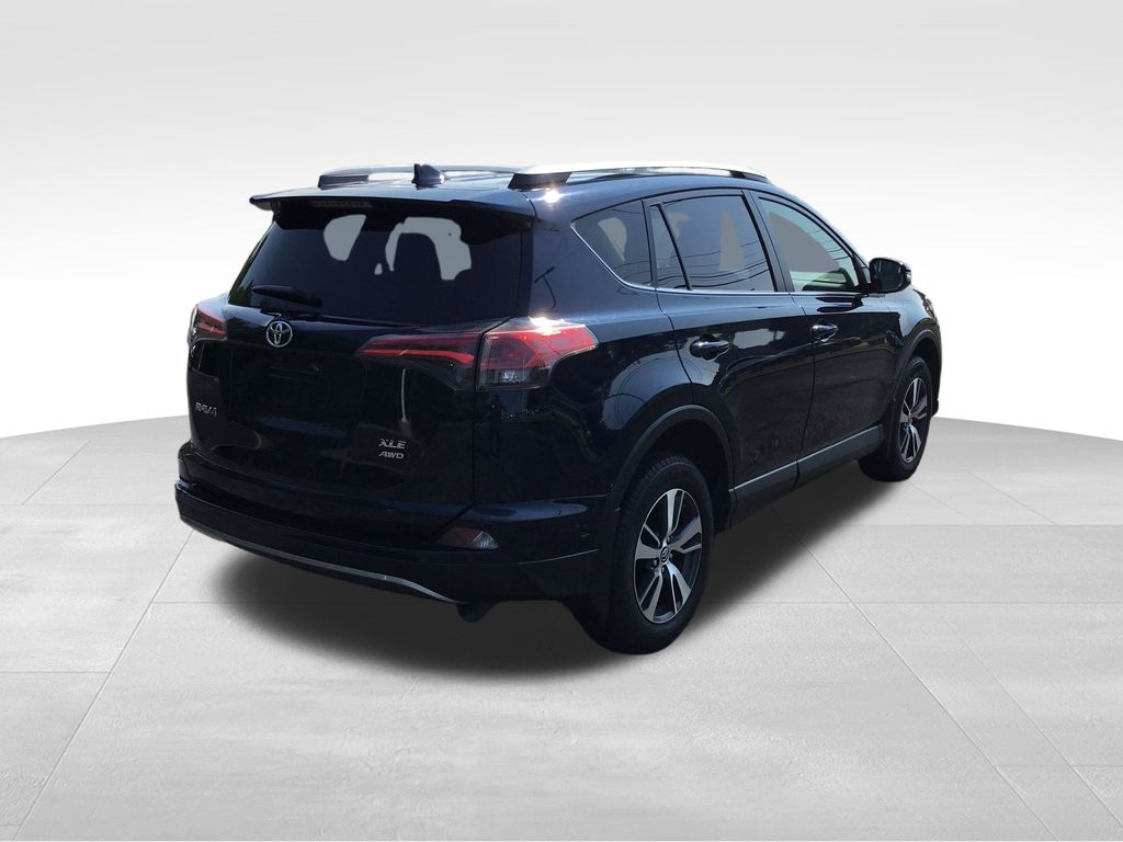 Thumbnail: 2018 Toyota RAV4 - 3