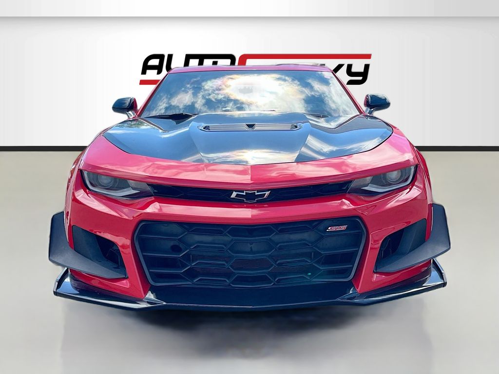 Used 2018 Red Chevrolet SS image 2