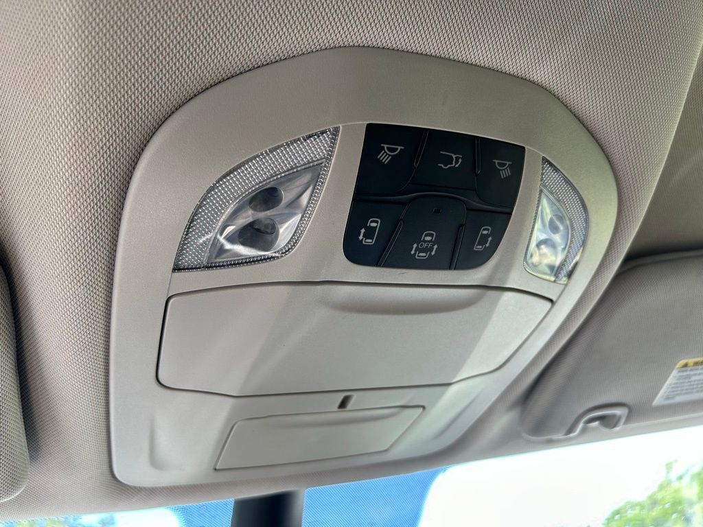 Thumbnail: 2023 Chrysler Voyager - 30