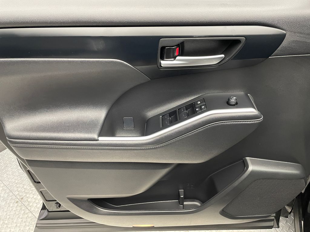 Thumbnail: 2023 Toyota Highlander - 9