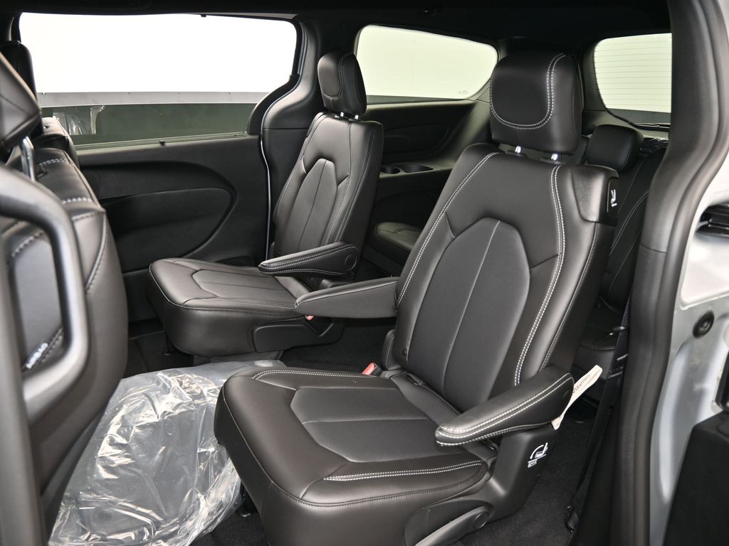 New 2026 Silver Mist Clearcoat Chrysler LX image 27