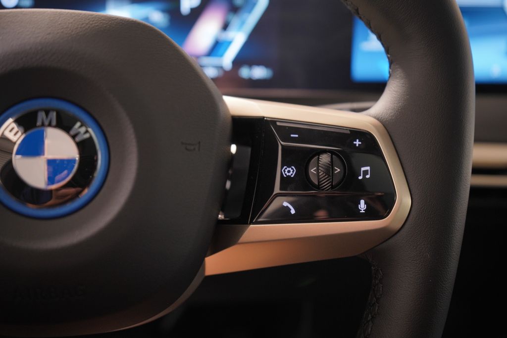 Thumbnail: 2025 BMW iX - 21