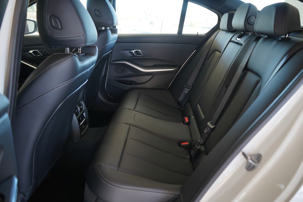 Thumbnail: 2026 BMW 3 Series - 13